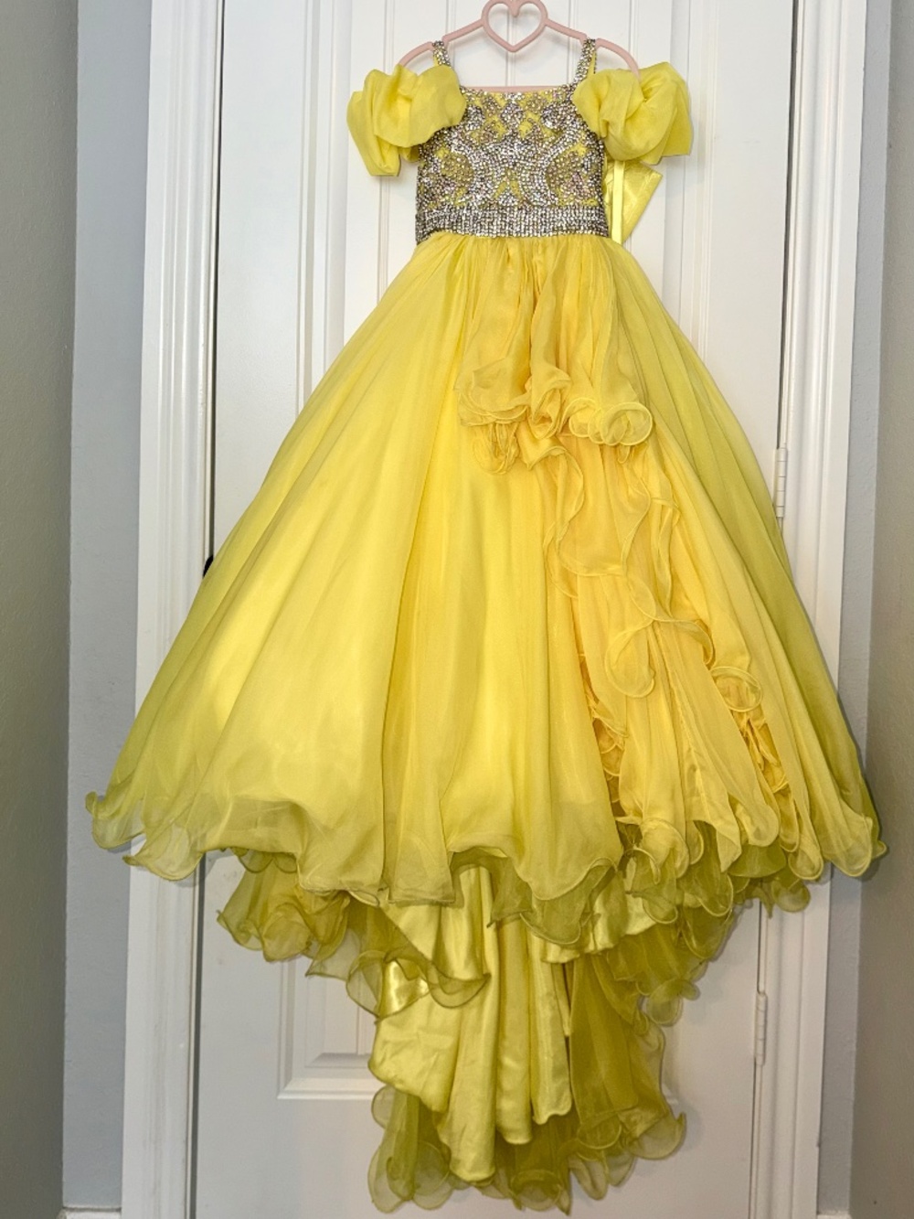 Yunyunhe Girls Size 6 Yellow Pageant Dress with Train